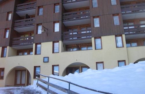 Bellentre Apartment | Functional apartment near slopes, balcony valley view, 6/7 people