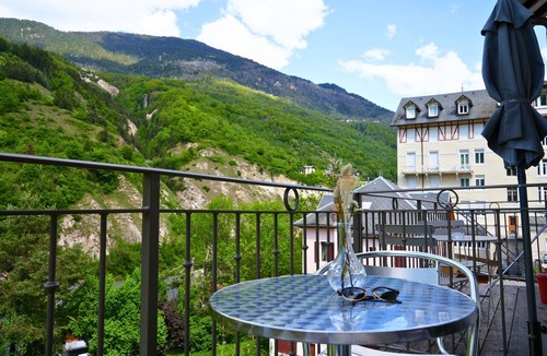 Brides-les-Bains Apartment | Fully-equipped studio - double bed