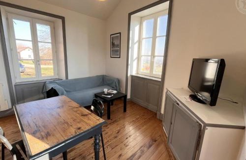 Saint-Andre-dʼApchon House | Gîte cosy avec jardin et Wi-Fi, escapade romantique - FR-1-496-142