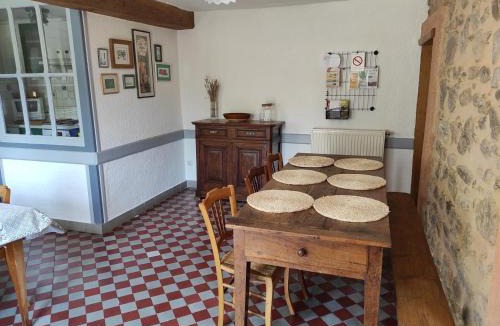 Renaison House | Gîte de 132 m² avec cheminée et jardin à Renaison - FR-1-496-257