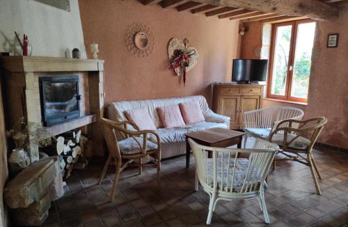 Renaison House | Gîte de 132 m² avec cheminée et jardin à Renaison - FR-1-496-257