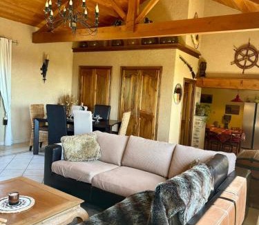 Martiel House | Gîte de caractère Piscine, Pierres & Authenticité