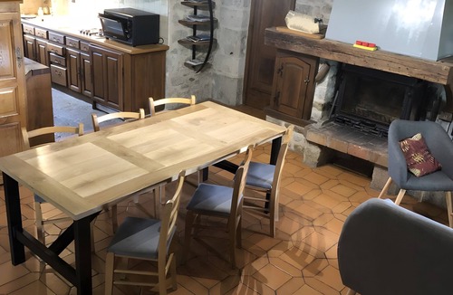 Bournazel House | Gîte Du Cayrou: private terrace, garden, Wi-Fi, family-friendly in Bournazel