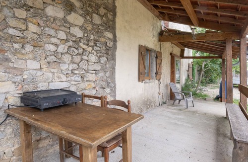 Bessas House | Gîte 'La Bergerie - Le Mas De Peyraube' with Shared Pool, Communal Garden & Wi-Fi