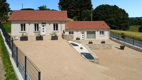 Ladinhac House | Gîte lumineux rénové avec piscine - Cantal