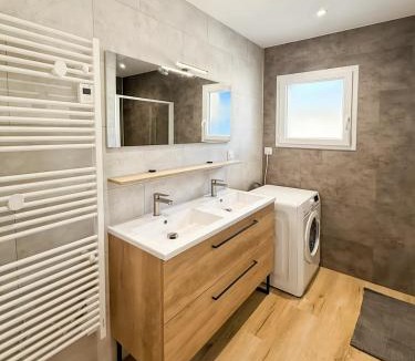 Ladinhac House | Gîtes rénovés pour 8 pers - piscine privée, Cantal