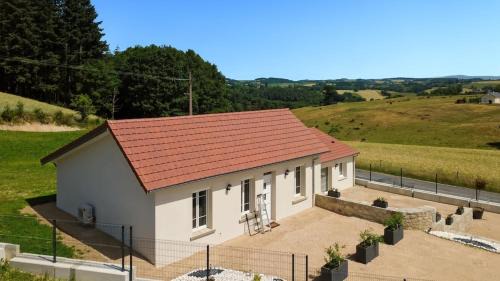 Ladinhac House | Gîtes rénovés pour 8 pers - piscine privée, Cantal