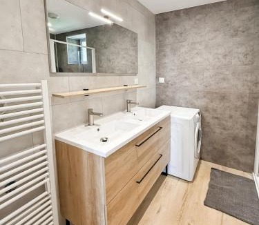 Ladinhac House | Gîtes rénovés pour 8 pers - piscine privée, Cantal