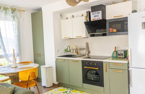 Cluses Apartment | Gemütliches Condo mit wunderschönem, ruhigem Bergblick by Interhome