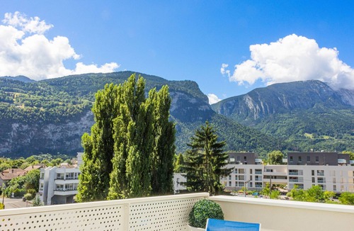 Cluses Apartment | Gemütliches Condo mit wunderschönem, ruhigem Bergblick by Interhome