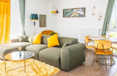 Cluses Apartment | Gemütliches Condo mit wunderschönem, ruhigem Bergblick by Interhome