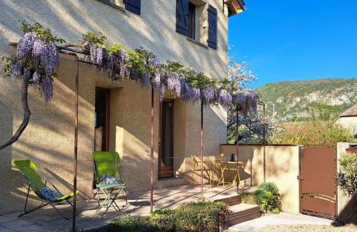 Saint-Benoit House | Gite étape et séjour voie verte Viarhona Ain