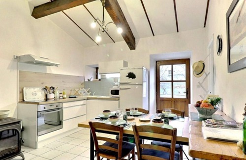 Chazeaux House | Gîte "La Cabane" with Shared Garden and Wi-Fi