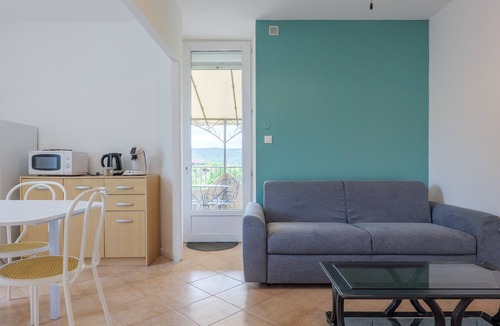 Chauzon Apartment | Gîte “Le Barquetier” with Shared Pool, Wi-Fi, and Air Conditioning