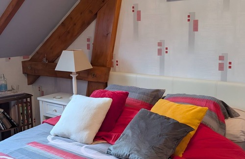 Saint-Remy-les-Chevreuse Bed & Breakfast | Guest Room 'Chambre T' with Shared Terrace & Garden, Wi-Fi Included