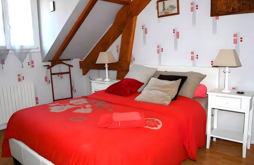 Saint-Remy-les-Chevreuse Bed & Breakfast | Guest Room 'Chambre T' with Shared Terrace & Garden, Wi-Fi Included