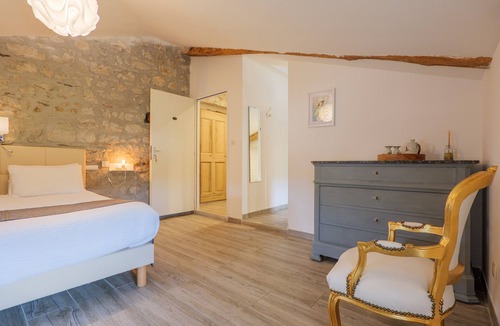 Saint-Alban-sous-Sampzon Bed & Breakfast | Guest Room 'Marie' with Shared Pool, Wi-Fi, and Air Conditioning
