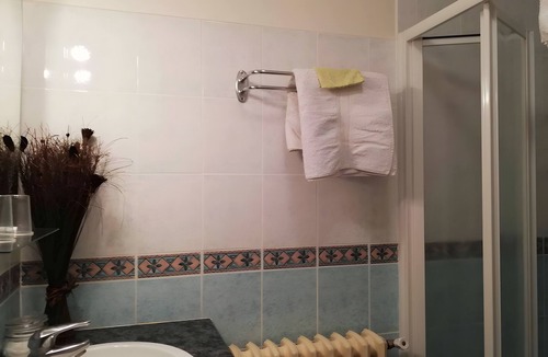 Nauviale Bed & Breakfast | Guest Room “Beaucaire” with Shared Pool, Garden, and Wi-Fi