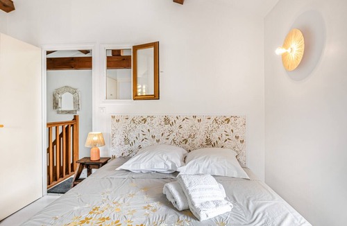 Saint-Julien Bed & Breakfast | Guest Room in Beaujolais with Shared Terrace and Garden. Free Wi-Fi and Parking