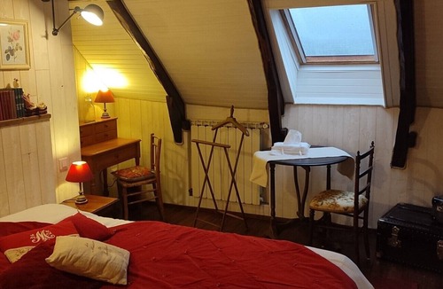 Enguiales Bed & Breakfast | Guest Room 'La Maison de Justine' with Shared Pool, Private Terrace, and Wi-Fi