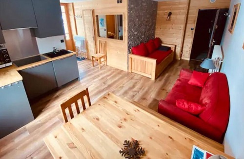Les Tines Apartment | Holiday Apartment 'Mer De Glace 2 Pièces Terrasse' with Shared Garden, Balcony & Wi-Fi