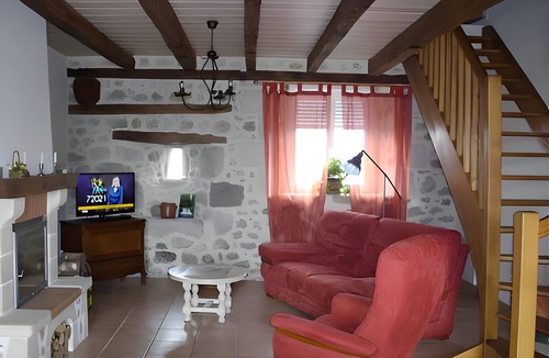 Saint-Mamet-la-Salvetat House | Holiday Home 'Le Marronnier' with Mountain View, Private Garden and Wi-Fi