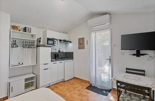 Bras House | Holiday Home 'Cabanon Provençal - Le Clos Madame' with Shared Pool, Wi-Fi and Air Conditioning