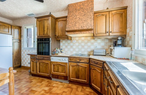 Nyons House | Holiday Home “La Villa D'antan - Pool” with Mountain View, Wi-Fi, and Air Conditioning