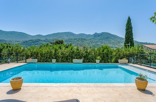 Nyons House | Holiday Home “La Villa D'antan - Pool” with Mountain View, Wi-Fi, and Air Conditioning