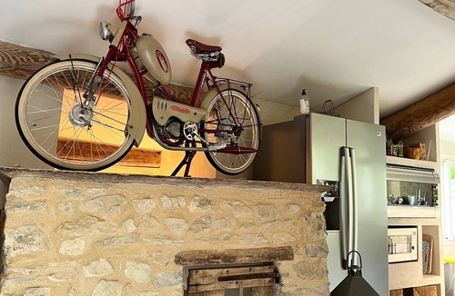 Savoillan House | Holiday Home 'Luxueuse Bergerie Pied Du Ventoux' with Mountain View, Shared Terrace and Wi-Fi