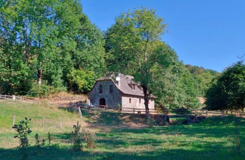 Mur-de-Barrez Cottage | Isolated mill on river bank