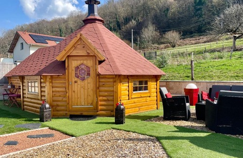 Voissant Cabin | KOTA bien être jaccuzzi , sauna , piscine chauffée , soins bien être