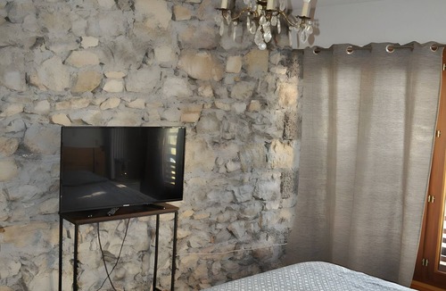 Noyarey Bed & Breakfast | L'Argentier Guest Room – Heated Indoor Pool & Characterful House