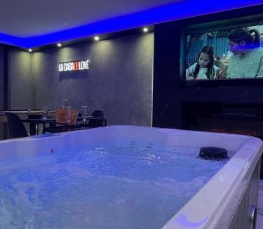 Melun House | La Casa de Lové Suite Jacuzzi