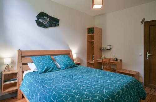 Saint-Franc Bed & Breakfast | La Chartreuse Guest Room with Shared Garden and Wi-Fi