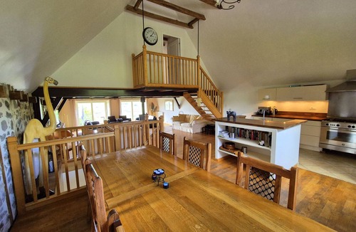 Mur-de-Barrez House | La Grange, a tranquil retreat filled with modern touches, near Mur de Barrez