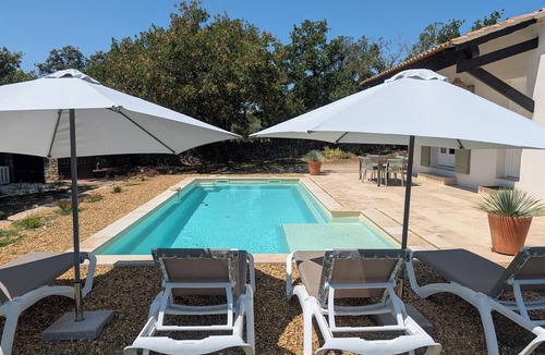 Cabrieres-d'Avignon House | La maison du Fiacre in a peaceful setting between oak and olive trees, 5 minutes from Gordes, Luberon.