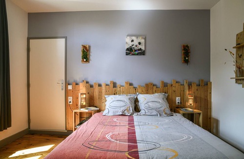 Saint-Franc Bed & Breakfast | La Palette Guest Room with Mountain View, Shared Garden & Wi-Fi