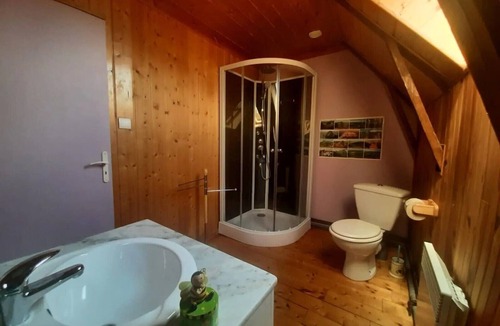 Mauriac Bed & Breakfast | La Ruche “Coquelicot” Guest Room – Nature and Tranquility Retreat