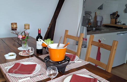 Le Passage Apartment | La Tramolière, accommodation in a green setting