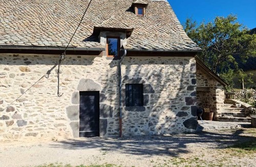 Saint-Martin-Cantales House | Large Auvergne-style house with a pool, pétanque court, and bread oven