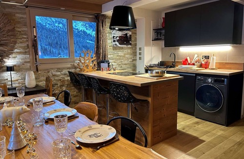 Meribel Centre Apartment | Large contemporary apartment for 10, near slopes and center, lift and Wifi included