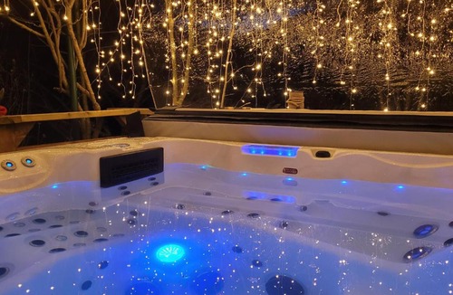 Grand-Vabre Bed & Breakfast | Le Manoir des Pélies, Maison d'hôtes de charme, Jacuzzi, Piscine, Rivière