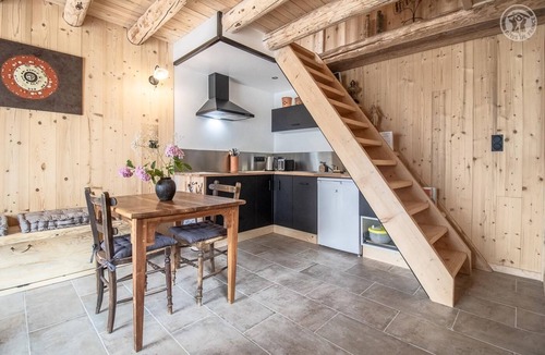 Corbel House | Le Petit Gîte En Bois Des Charmi