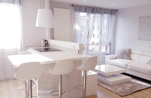 Annecy-le-Vieux Apartment | Le White Cosy à 5 minutes du Lac avec parking privatif gratuit