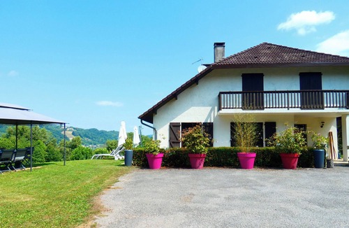 Bilieu House | LES 3 CEDRES family home with lake view