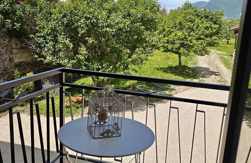 Vions Apartment | Les Granges du Canal Charming accommodation with a view and access to the canal