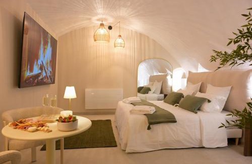 Auriol Apartment | Les Voûtes - Loveroom Suite Spa Balnéo & Hammam Privatifs Atypique