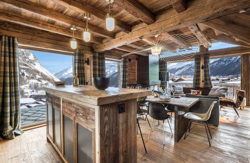 Val-d'Isere Ski Chalet | Luxurious Chalet with Panoramic Views, Jacuzzi, Hammam, Near Slopes, Sleeps 10