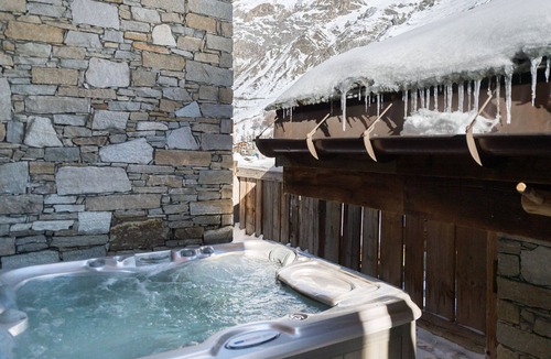Val-d'Isere Ski Chalet | Luxurious Chalet with Panoramic Views, Jacuzzi, Hammam, Near Slopes, Sleeps 10